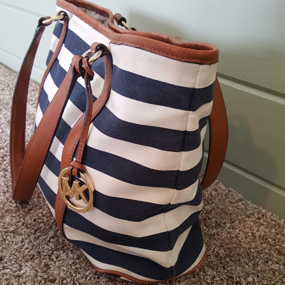 SOLD Michael Kors Navy And White Handbag - Picture 2 of 8